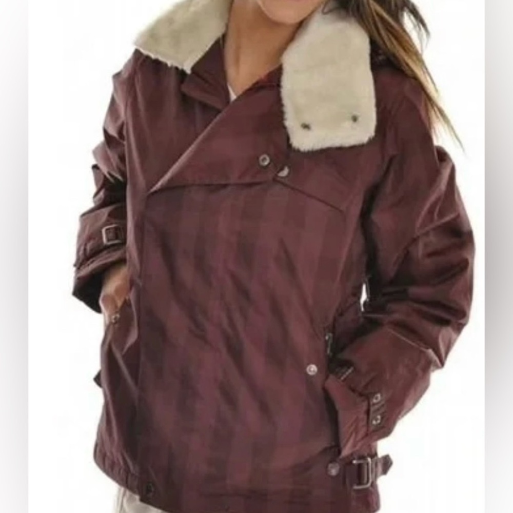 Burton snowboard Women's dutchess insulated Maroon Jacket with detachable hood